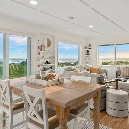 Cozy Coastal Getaway • Panoramic Ocean Views Villa